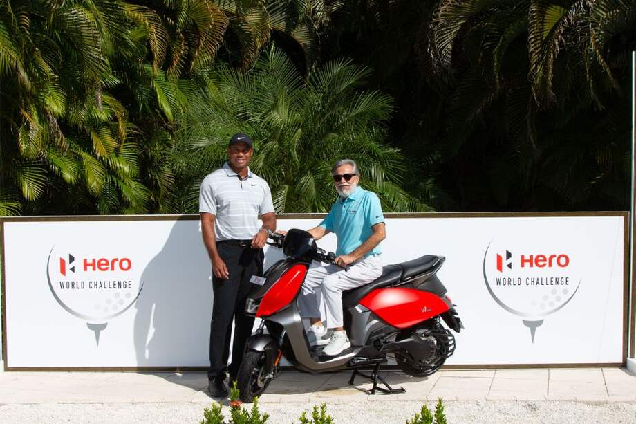 Tiger Woods y Pawan Munjal, director general de Hero MotoCorp en el Hero World Challenge 2023