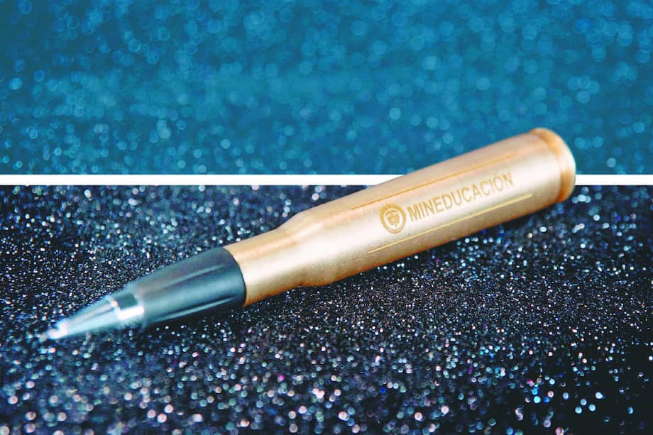 Con motivo del cese del fuego acordado entre el Gobierno y las Farc, el Ministerio de Educación lanzó una campaña por la paz regalando un bolígrafo construido con un proyectil calibre .50. / EFE