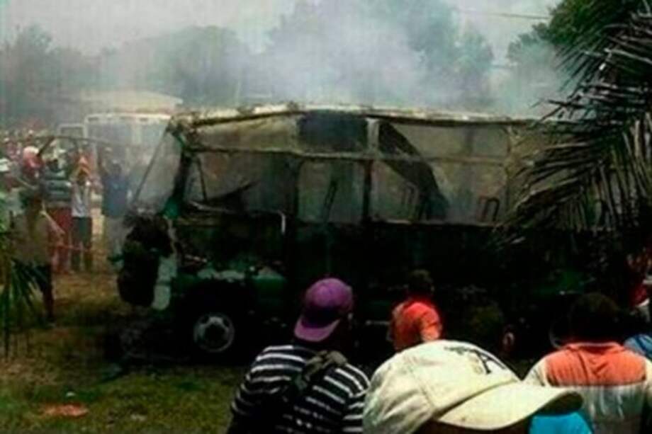 Sube a 31 número de niños muertos por incendio de bus