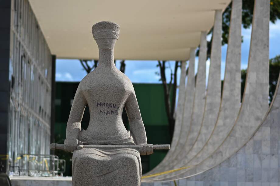 La estatua ''La Justicia'' de Alfredo Ceschiatti en la sede del Tribunal Supremo pintada tras las protestas del pasado domingo.