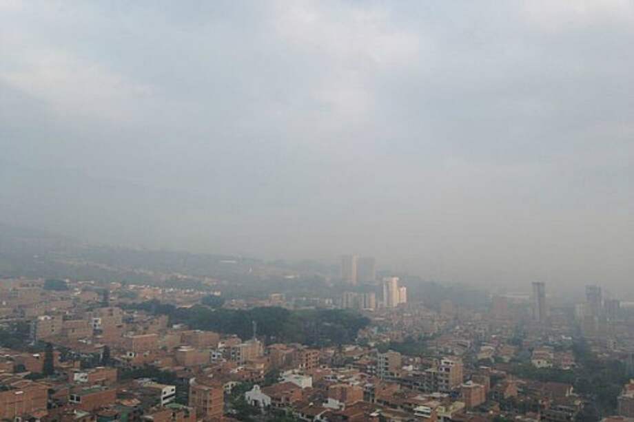 El Valle de Aburrá se declaró el alerta naranja en cinco ocasiones en marzo de 2017. La Organización Mundial de la Salud ya ha advertido sobre los impactos de vivir en condiciones insalubres. Solo en 2012 fallecieron 570.000 menores de cinco años a causa de infecciones respiratorias provocadas por un aire sucio en todo el planeta.