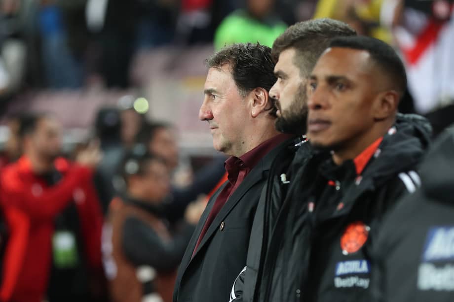 El seleccionador de Colombia Néstor Lorenzo (izq.) observa el partido contra Perú desde el banco.