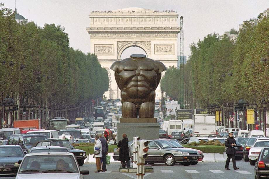 Una escultura de Fernando Botero fue instalada en los Campos Elíseos de Francia en 1992.