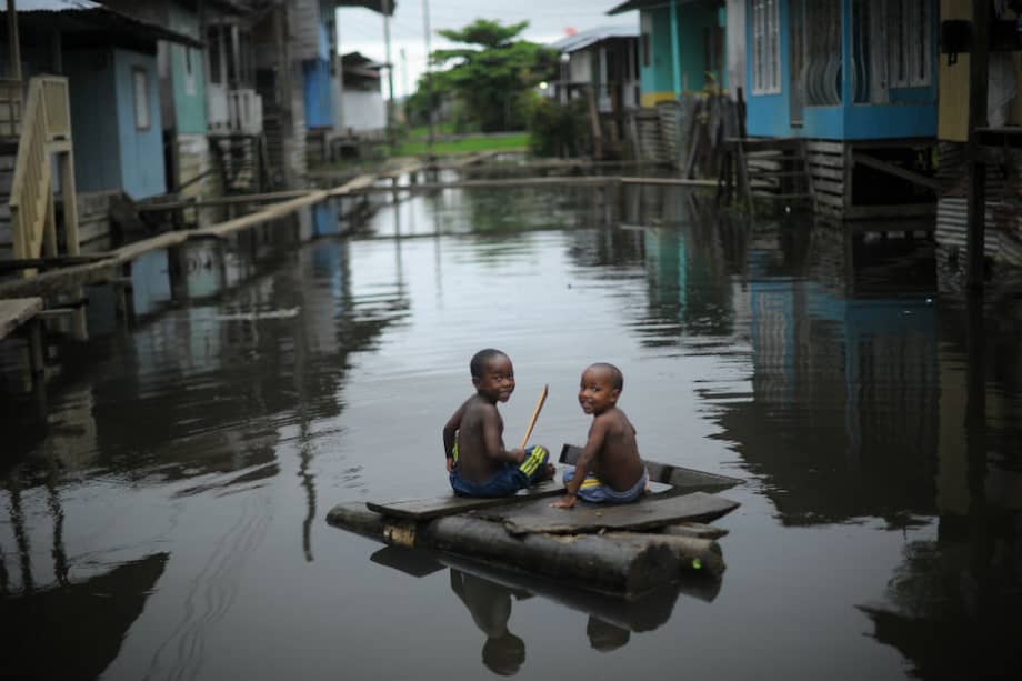 En las últimas semanas, las aguas del río Atrato se han tomado algunas calles del municipio de Riosucio, Chocó. / Fotos: Cristian Garavito