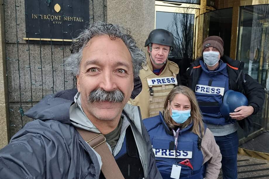 Esta imagen sin fecha, cortesía de Fox News, muestra al camarógrafo Pierre Zakrzewski (izquierda) posando con colegas en el Hotel Intercontinental de Kiev. Zakrzewski y la productora Oleksandra Kuvshinova, ambos de Fox News, fallecieron el martes 15 de marzo en un ataque de las fuerzas rusas durante la cobertura de la guerra de Ucrania, donde también fue herido su compañero, Benjamin Hall.