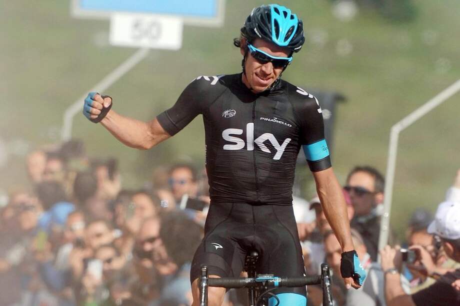 El ciclista colombiano Rigoberto Urán (Sky), celebra al cruzar en primera posición la meta de la décima etapa del Giro de Italia/ EFE