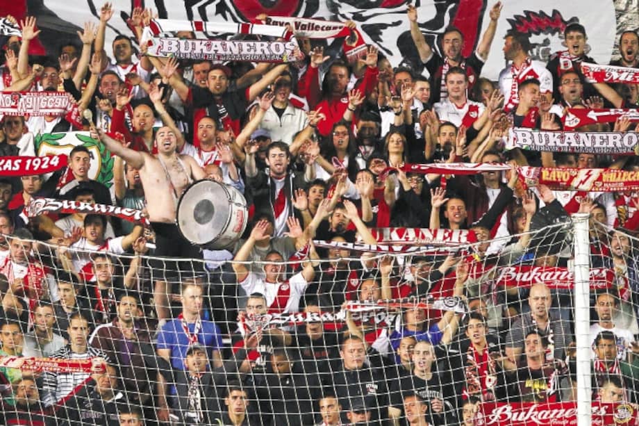 Los bukaneros es la hinchada que acompaña fielmente al Rayo Vallecano en el estadio Campo de Fútbol de Vallecas. / AP