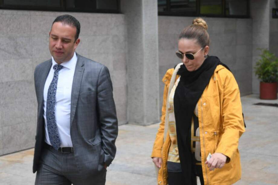 Daza, conocida también como Caya o Cayita, aseguró que el escándalo mediático fue gestado “por los enemigos del Gobierno”. Aquí cuando fue a declarar en el caso Uribe en la Corte Suprema. Quien figura a su lado es el abogado Víctor Mosquera.
/ Gustavo Torrijos - El Espectador