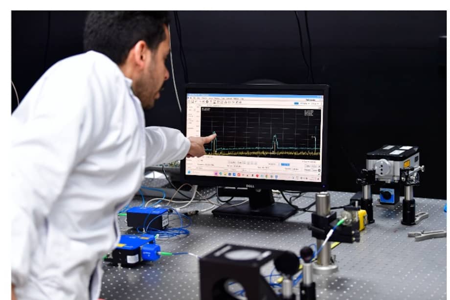 Imagen del peine de frecuencias en el Instituto Nacional de Metrología, en Bogotá, señalado por Jorge Galvis.