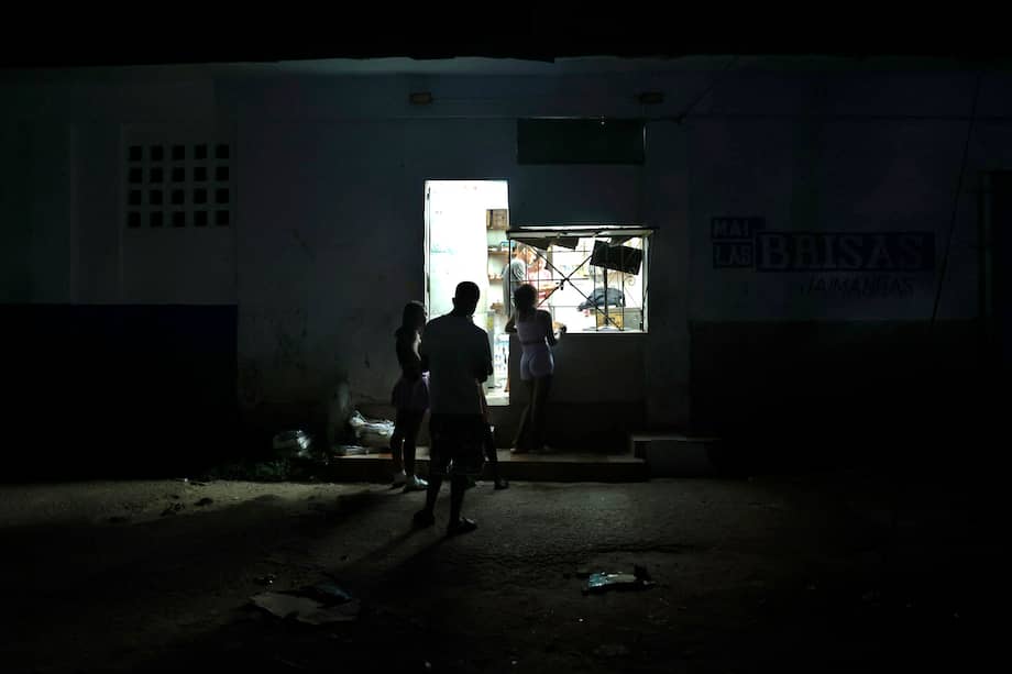Personas esperan en una tienda durante el tercer apagón general en menos de una semana en La Habana (Cuba).