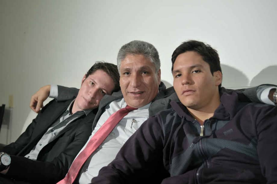 Lucas (izq.) y Sergio López cuentan que su padre a veces intenta tratarlos como los niños que eran cuando fue secuestrado. / Gustavo Torrijos - El Espectador