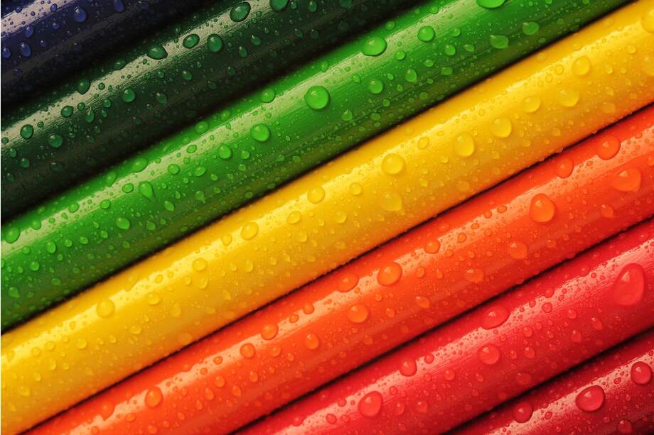 Sharik exploró con la linterna dentro de la casita y encontró un estuche con colores, un cuaderno plastificado y pan con chocolate. Acomodó la linterna en el techo. Tomó el color amarillo y dibujó un sol. Después sacó otros colores y pintó jirafas y elefantes…
