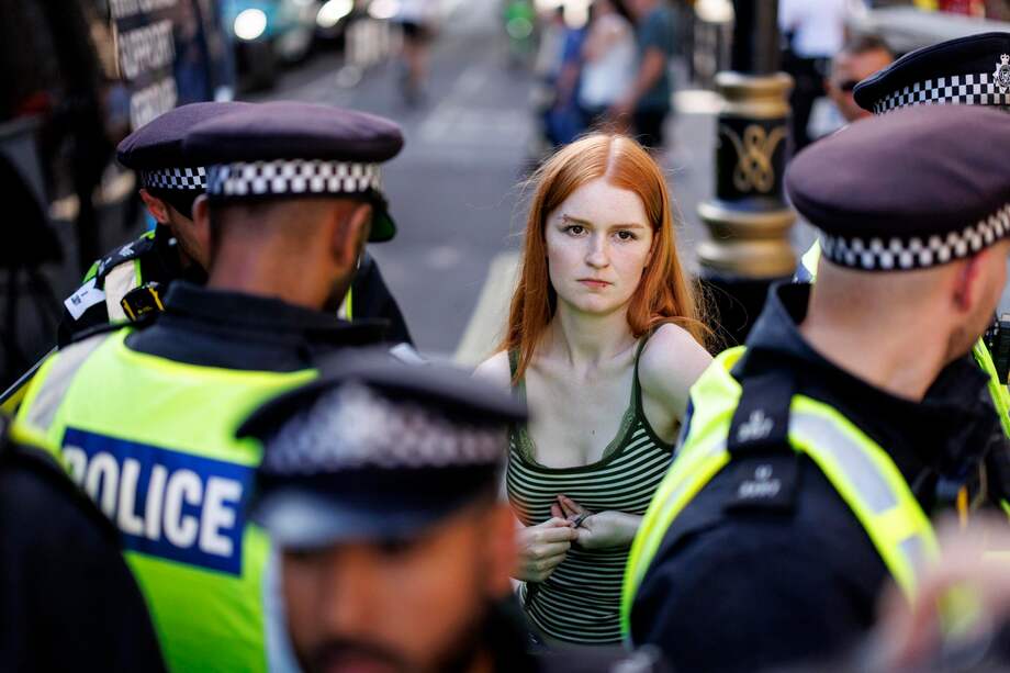 Policías arrestan a manifestantes durante una protesta a favor de Palestina en Londres, Reino Unido.