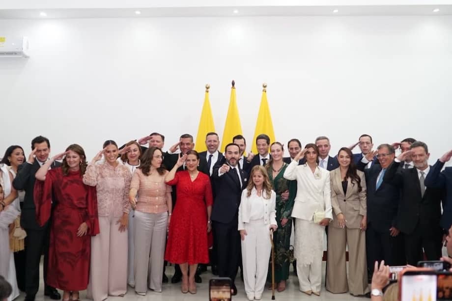 El presidente Abelardo de la Espriella ya posesionó a su gabinete desde Cali.