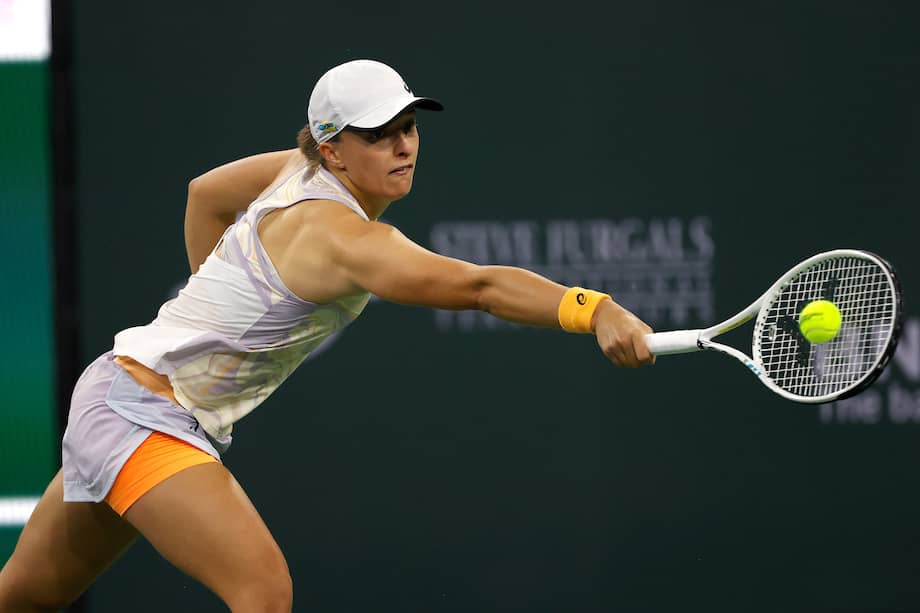 Iga Swiatek de Polonia en acción contra Emma Raducanu de Gran Bretaña durante el torneo de tenis BNP Paribas Open en el Indian Wells Tennis Garden en Indian Wells, California, EE. UU.