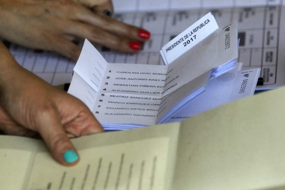 Al mediodía, se habían constituido el 100 por ciento de las 42.890 mesas dispuestas para la jornada en 2.156 locales de todo el país, informó el presidente del Servicio Electoral (Servel), Patricio Santamaría. / AFP