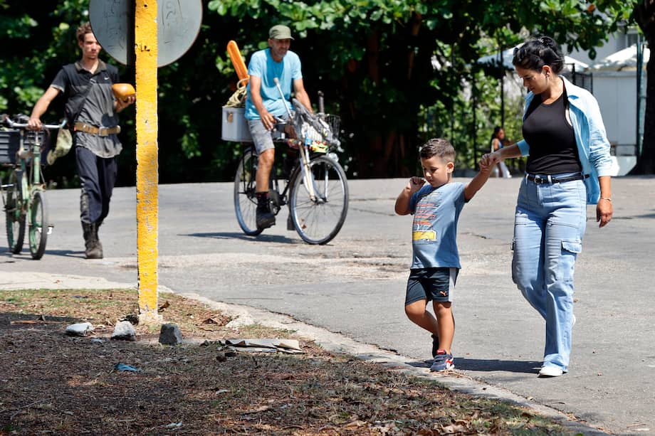 Una madre camina con su hijo en La Habana (Cuba).