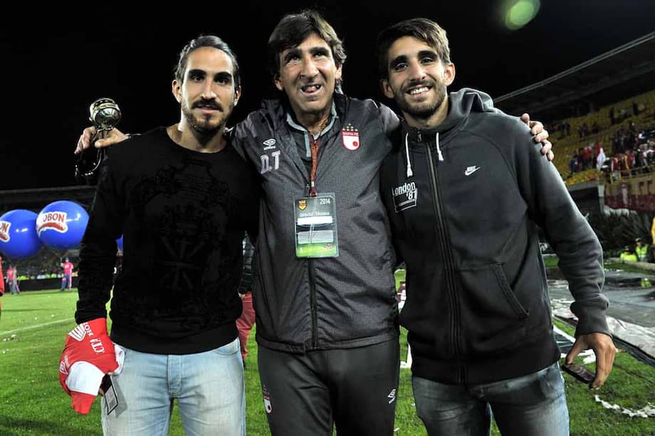 Gustavo Costas junto a sus hijos, Federico y Gonzalo. / Luis Ángel