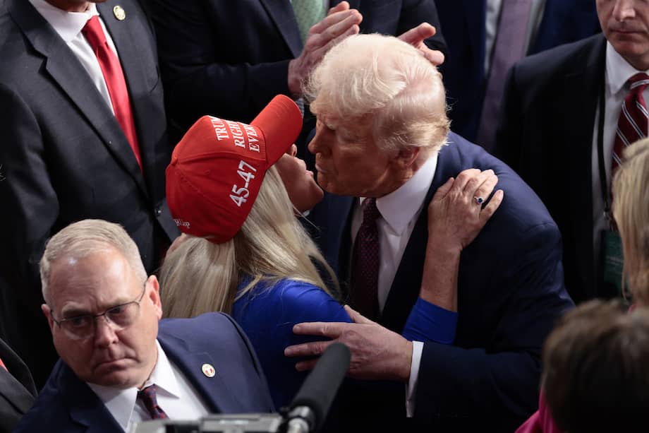 Donald Trump abraza a la congresista Marjorie Taylor Greene tras su discurso ante el Congreso en 2025.