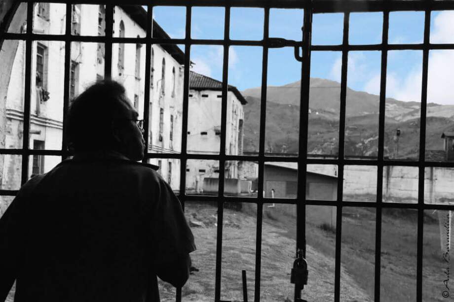 Desde hace unos años, la Universidad Externado desarrolla en varias cárceles de la ciudad una tertulia literaria con los internos. Leen autores como García Márquez, Sandor Marai, y también poesía. / Cortesía / Ada Barrandica