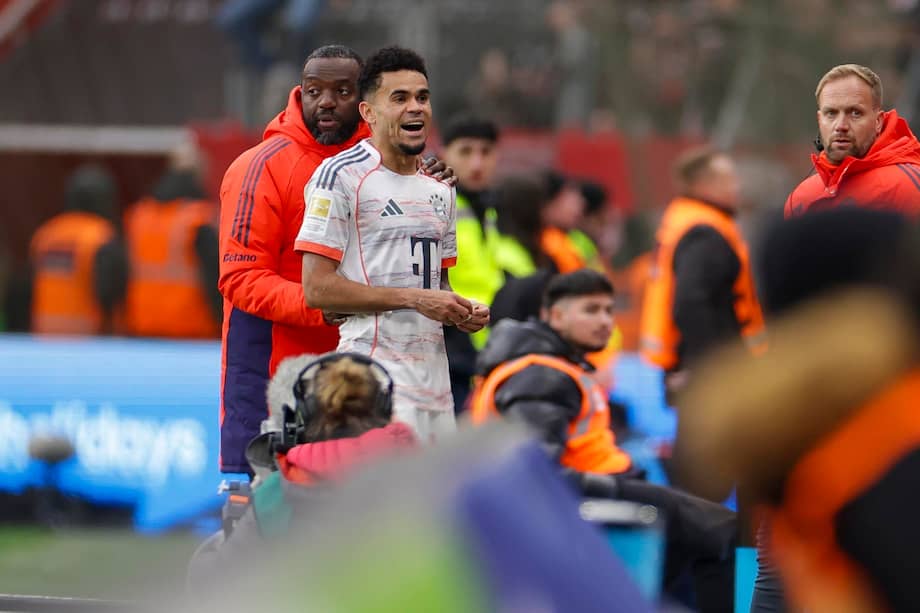 Luis Díaz saliendo del campo de juego luego de ser expulsado en el partido entre Bayern Múnich y Bayer Leverkusen en la Bundesliga.