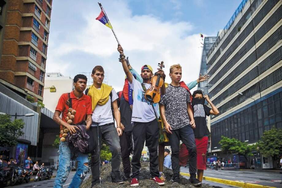 Aunque la población está dividida sobre su apoyo las marchas, se espera que los jóvenes salgan a las calles. / AFP
