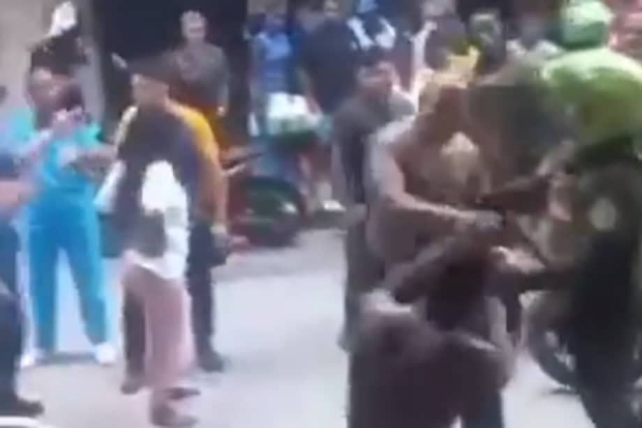 Imagen de un video de redes sociales en el que quedó registrado cómo la comunidad agrede al atacante en medio de su captura.