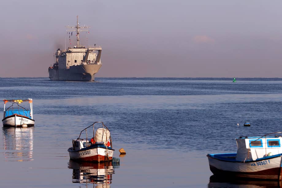 Imagen de referencia que muestra a pequeñas embarcaciones navegando frente a un barco en el puerto de La Habana (Cuba).