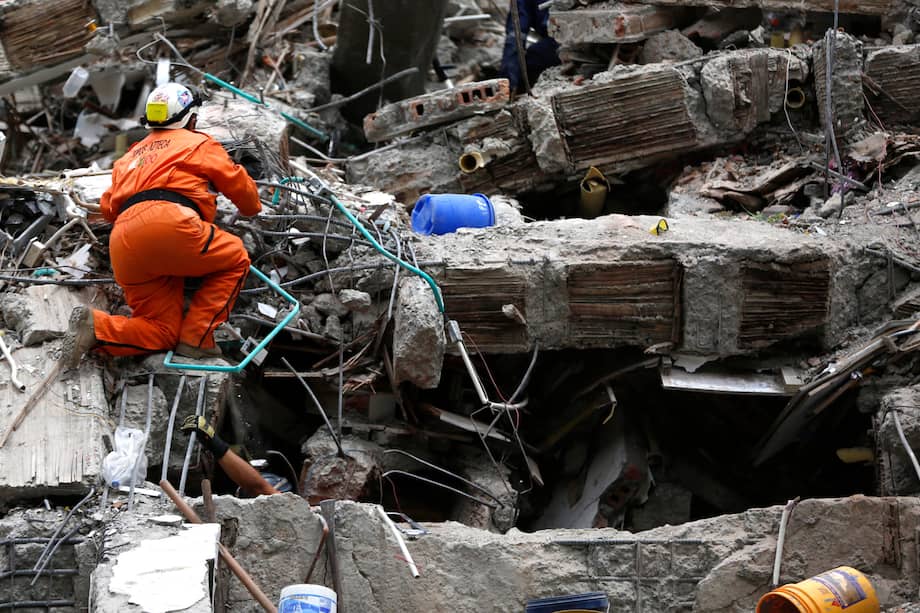 Este viernes, más de 80 horas después del terremoto, cuando la llamada “ventana de oro” se cerró, arribó a Colombia el equipo USAR de las fuerzas militares de Israel. Los equipos USA-01 y USA-02 de Estados Unidos también llegaron a Cali en las últimas horas. EFE/ Ernesto Guzmán