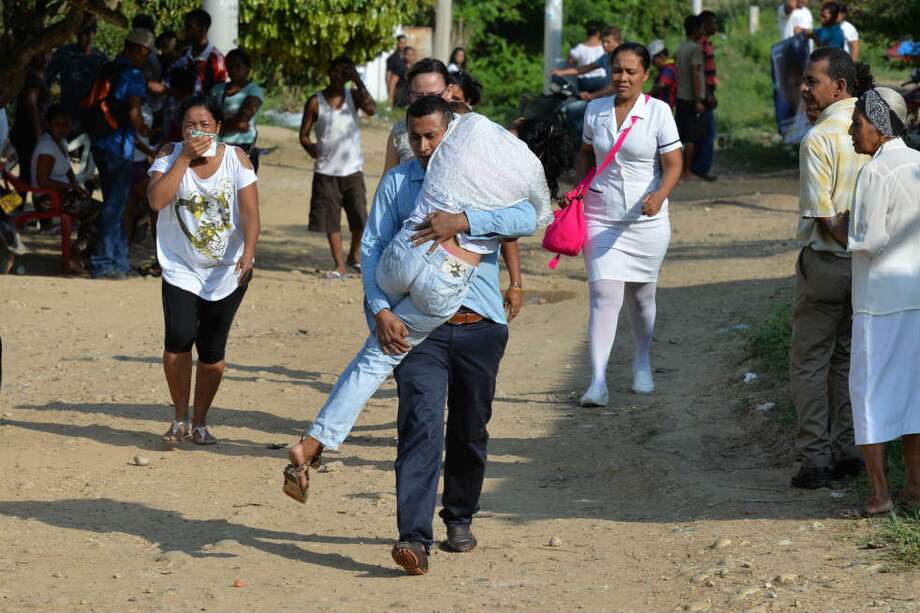 Los 40 grados centígrados de temperatura y la tristeza generaron desmayos en los familiares de las víctimas. / Fotos: Inaldo Pérez - Cromos