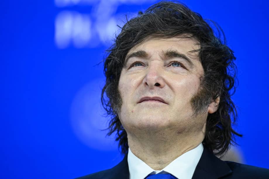 El presidente de Argentina, Javier Milei, observa durante su participación en la reunión del “Consejo de Paz” en el marco de la reunión anual del Foro Económico Mundial (WEF), en Davos, el 22 de enero de 2026.
