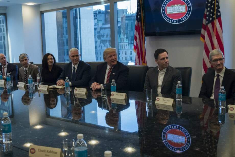 Altos ejecutivos de Amazon, Google, Facebook y Apple en una reunión con Trump en diciembre pasado. / Bloomberg