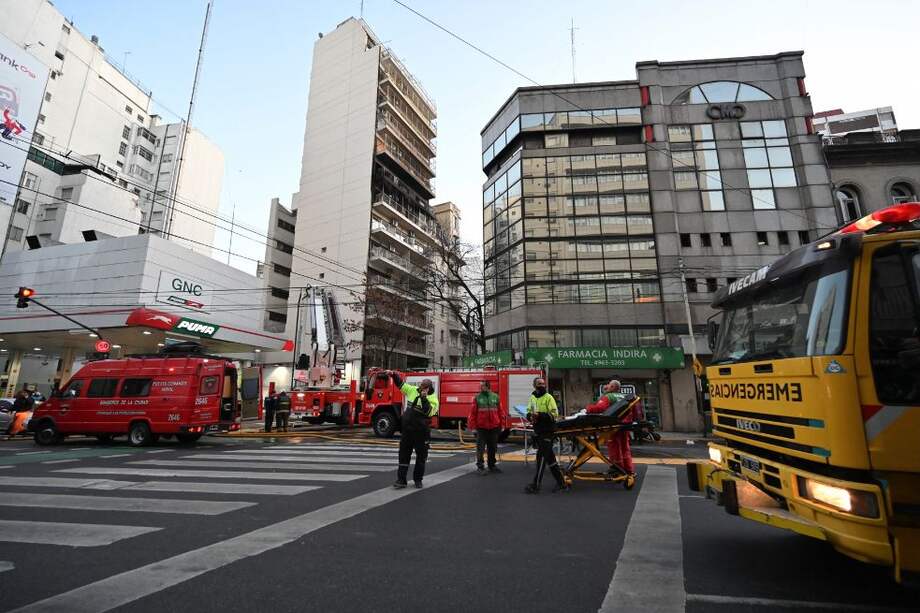 Bomberos y paramédicos trabajan para ayudar a las víctimas de un incendio en un edificio de departamentos en el barrio de Recoleta en Buenos Aires.