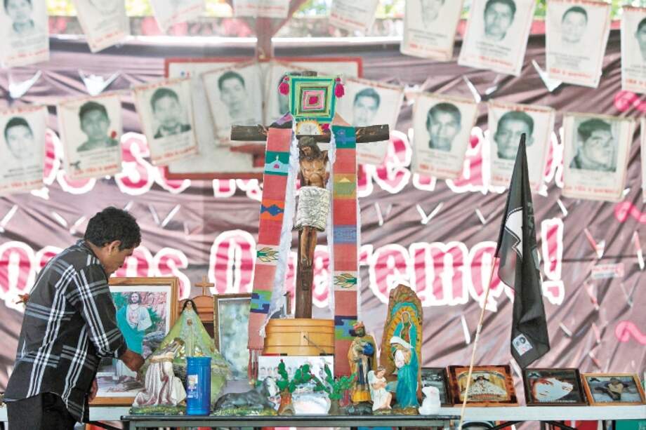 La obra de Francisco Arrieta se basa en los hechos ocurridos el 26 de septiembre de 2014 en la Escuela Normal Rural de Ayotzinapa, en México, donde los estudiantes fueron atacados por la fuerza pública y distintos grupos armados. / EFE