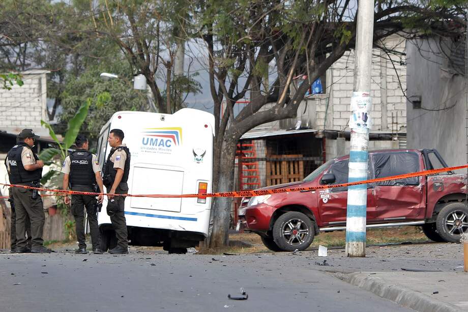 Agentes policiales inspeccionan el lugar luego de un ataque con explosivos contra un puesto de la Unidad de Policía Comunitaria (UPC) en Guamote, Guayaquil, Ecuador, el 1.° de noviembre de 2022.