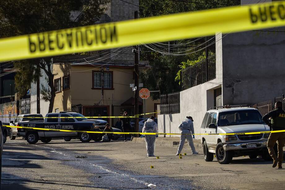 Forenses trabajan en la zona donde se cometió el asesinato de Chuy Montana, un cantante mexicano de corridos tumbados, el 10 de febrero de 2024, en la ciudad de Tijuana (México).