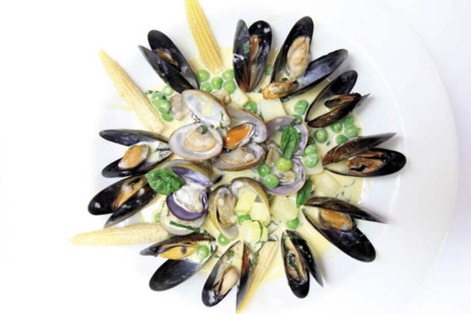Mejillones y almejas con papa y arvejas