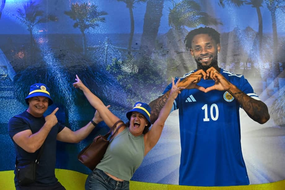 Aficionados posan junto a una imagen de Leandro Bacuna en Willemstad, Curazao, el territorio más pequeño en clasificarse a una Copa del Mundo.