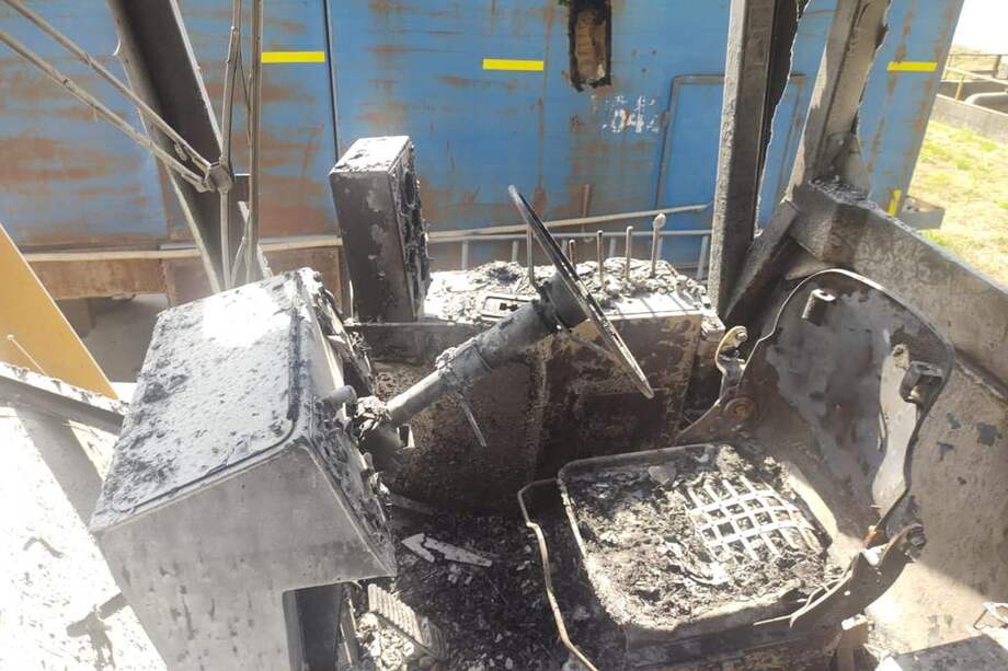 Los hombres armados quemaron un tractor y vagones de recolección de la caña.