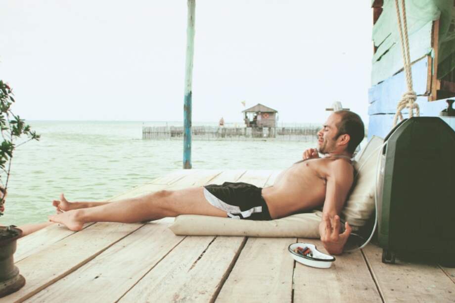 Manolo Cruz interpretando a Alberto en una de las imágenes de “La ciénaga. Entre el mar y la tierra”. / Cortesía