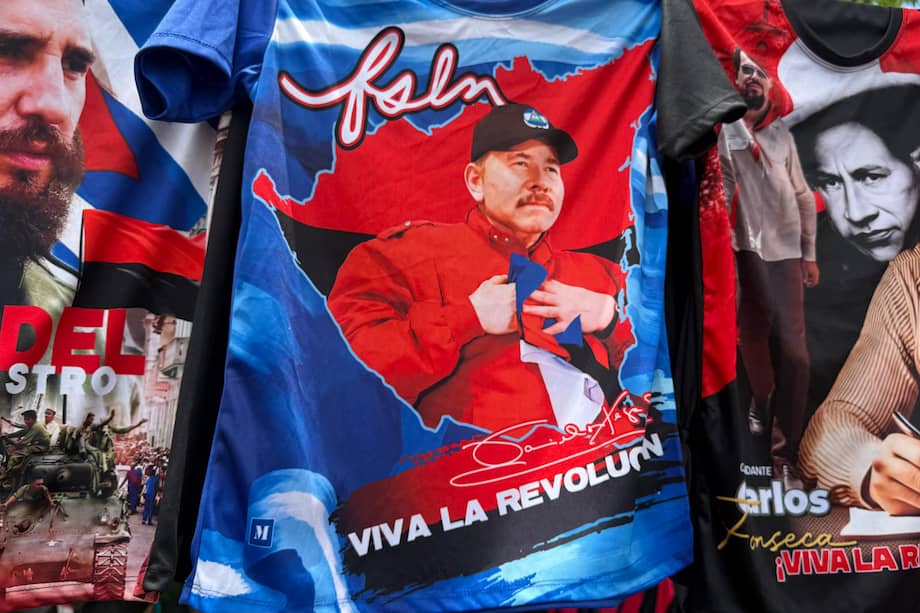 Una camiseta con la imagen estampada del presidente de Nicaragua, Daniel Ortega.
