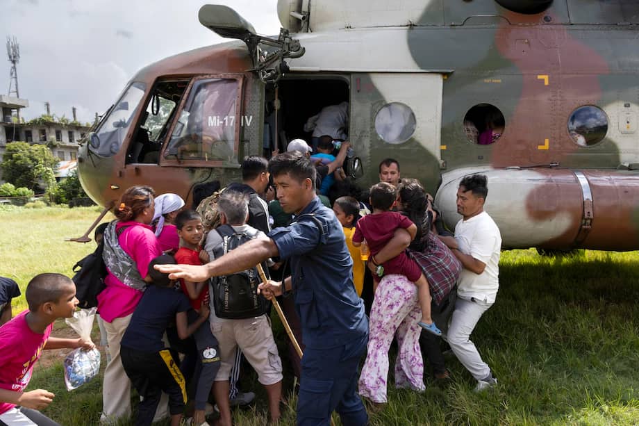 La autoridad de gestión de desastres de Nepal informó de 3.253 evacuados en helicóptero desde la zona afectada.