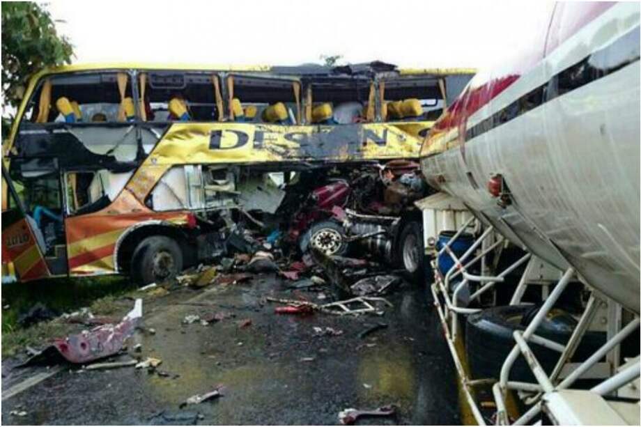 Accidente de tránsito en Caquetá deja tres muertos y 16 heridos