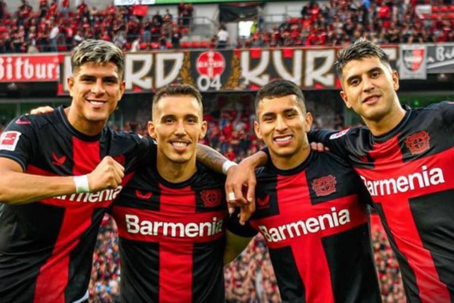 De izquierda a derecha, en la celebración del título de Bayer Leverkusen: el ecuatoriano Piero Hincapié, el español Alejandro Grimaldo, el colombiano Gustavo Puerta y el argentino Exequiel Palacios.