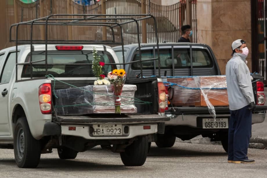 A finales de marzo y comienzos de abril, era común ver en las calles de la ciudad ataúdes y cadáveres esperando a ser recogidos. / Getty Images