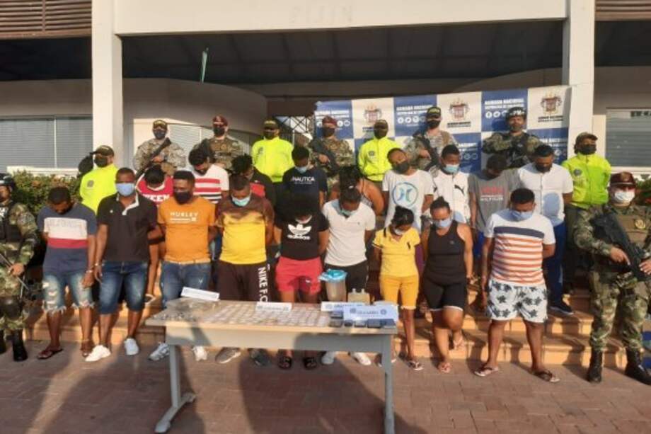 A los capturados se les incautó marihuana, cocaína, una gramera y 12 equipos celulares.