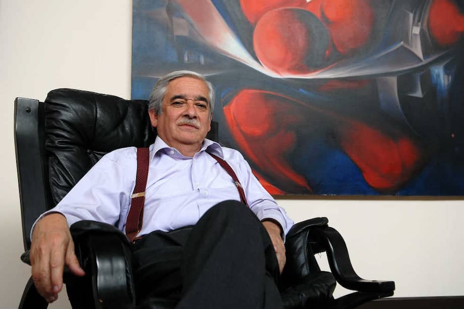 El psiquiatra Guillermo Carvajal tiene más de 40 años de experiencia clínica en adolescentes. Los casos que ha visto han inspirado varios libros. / El Espectador