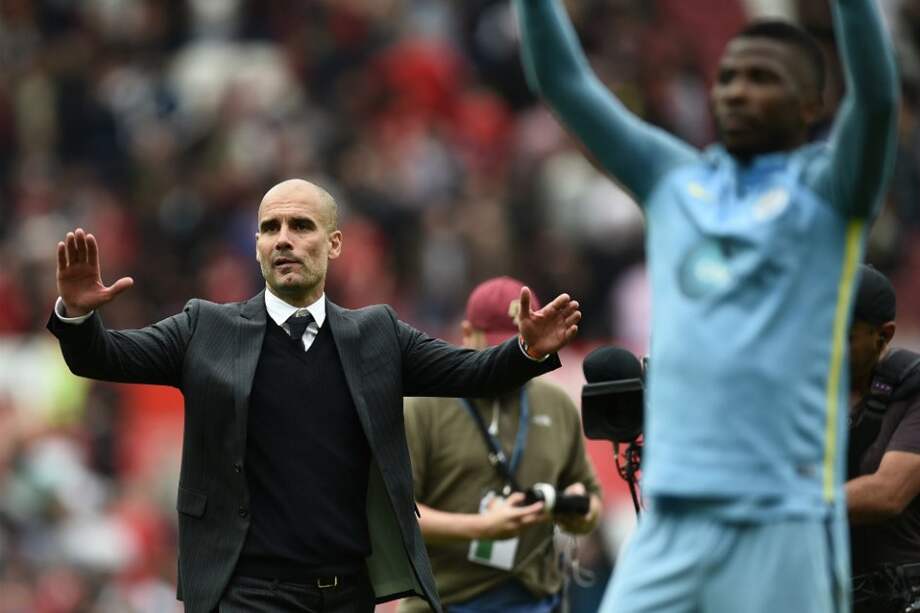 Pep Guardiola celebra el triunfo del Manchester City sobre el United en la cuarta fecha de la liga inglesa. / AFP
