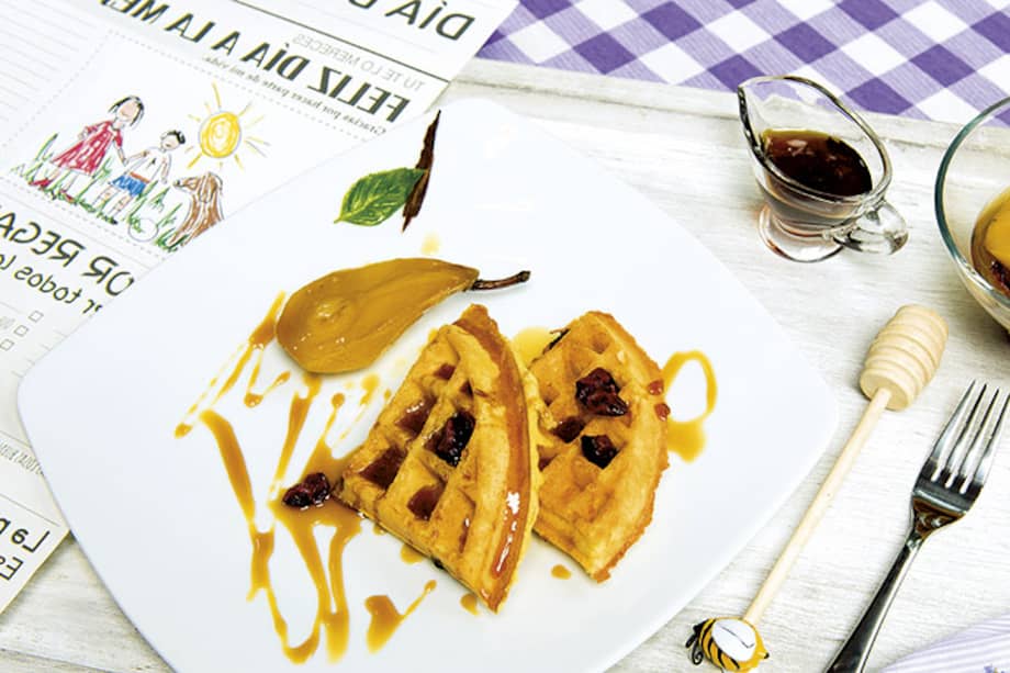 Receta para mamá: Waffles con pasas y peras pochadas