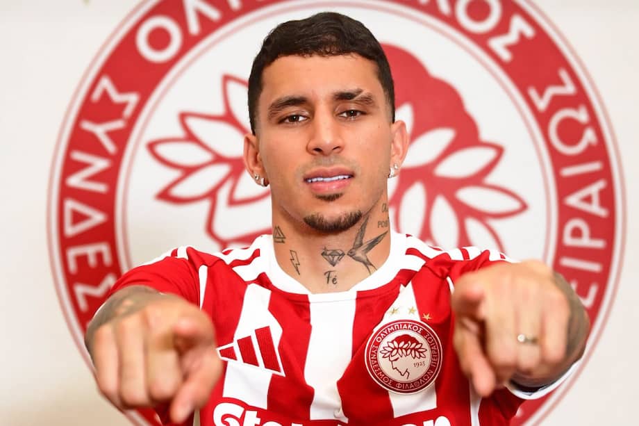 Gustavo Puerta durante su presentación como futbolista del Olympiacos de Grecia.